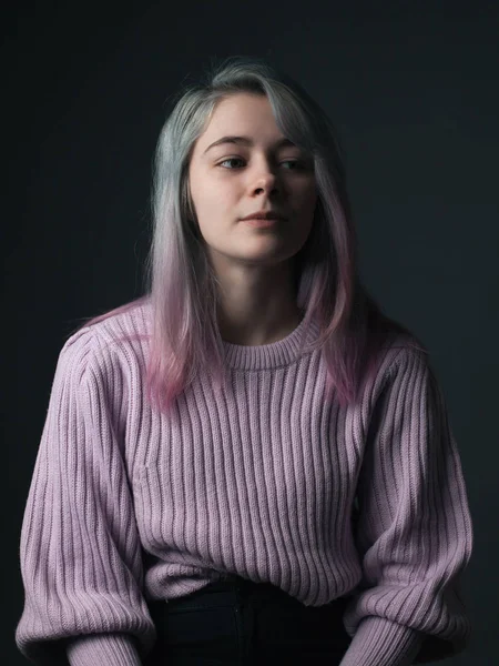 Menina Com Cabelo Tingido Retrato Estúdio — Fotografia de Stock