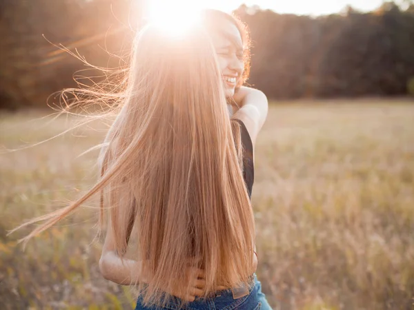 Dos Mujeres Jóvenes Abrazándose Campo Otoño Atardecer —  Fotos de Stock