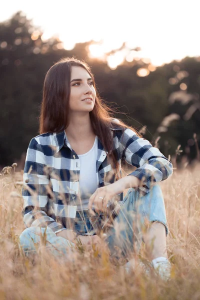 Jeune Belle Femme Chemise Carreaux Assise Dans Herbe Extérieur — Photo