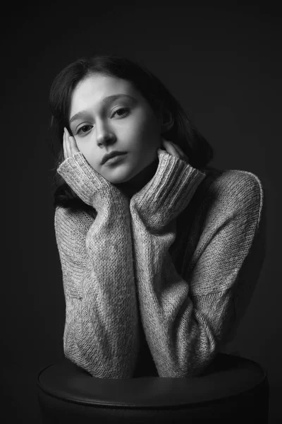 Retrato Triste Bonito Jovem Mulher Suéter Preto Branco — Fotografia de Stock