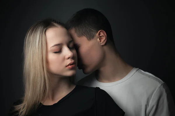 Jovem Gentil Casal Apaixonado Retrato Estúdio — Fotografia de Stock