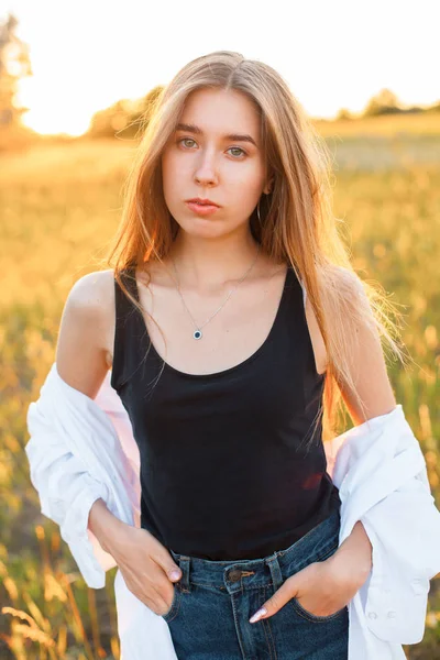 Красива Молода Блондинка Позує Полі Промені Заходу Сонця — стокове фото
