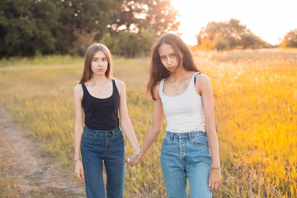 Dos Mujeres Jóvenes Caminando Aire Libre Atardecer Mejores Amigos —  Fotos de Stock