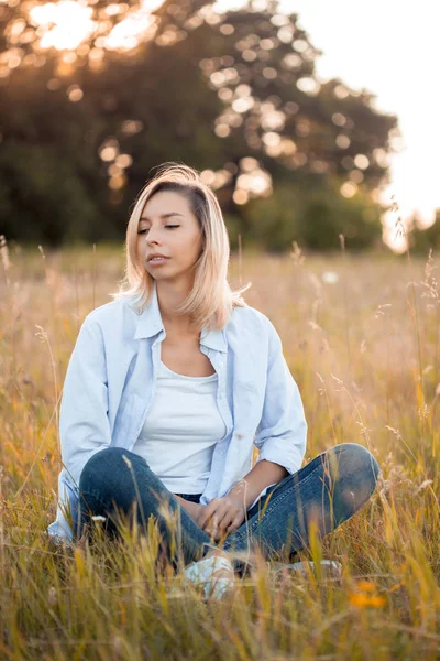 Jeune Femme Blonde Assise Sur Herbe Extérieur Coucher Soleil — Photo