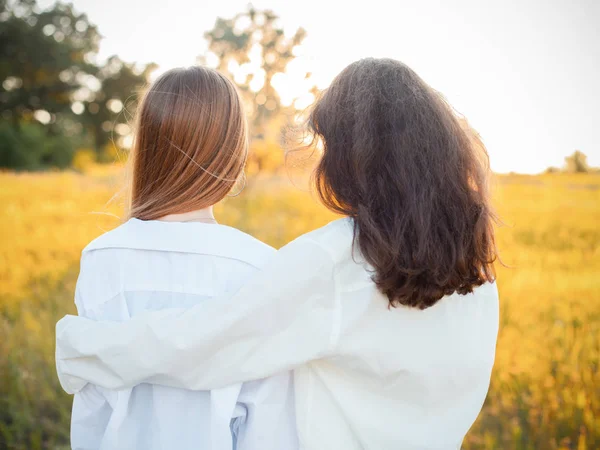 Dos Mujeres Jóvenes Con Camisas Blancas Mirando Atardecer Mejores Amigos —  Fotos de Stock