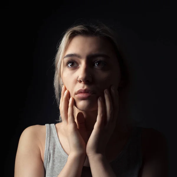 Portret Van Een Trieste Blonde Vrouw Studio — Stockfoto