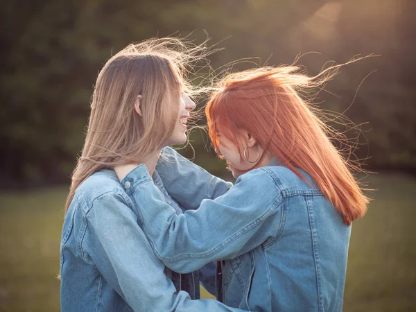 Zwei Glückliche Beste Freundinnen Die Sich Freien Unter Sonnenlicht Vergnügen — Stockfoto