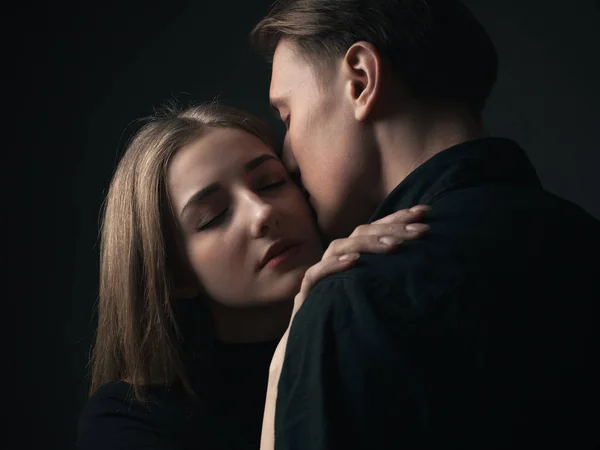 Retrato Jovem Casal Apaixonado Amor Fecha Tecla Baixa — Fotografia de Stock