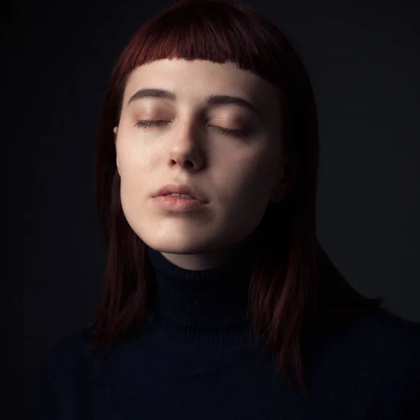 Retrato Mulher Com Olhos Fechados — Fotografia de Stock