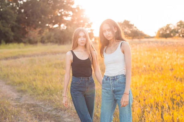 Dos Mujeres Jóvenes Caminando Aire Libre Atardecer Mejores Amigos — Foto de Stock