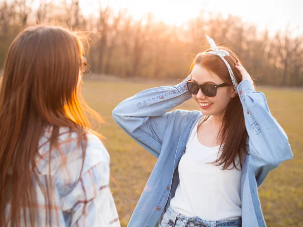 夕暮れ時に二人の女の子がアウトドアを楽しんでいます 親友だ — ストック写真