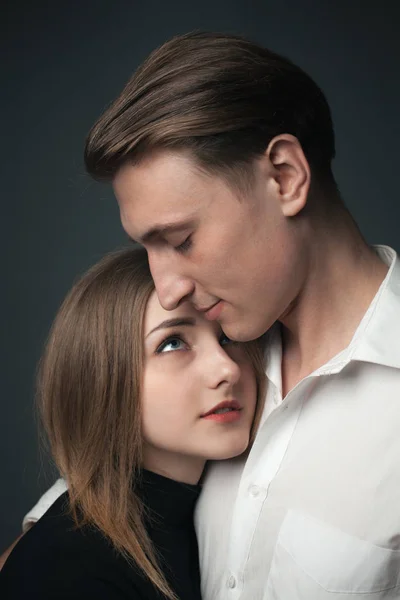 Junges Leidenschaftliches Verliebtes Paar Das Sich Studio Umarmt Nahaufnahme — Stockfoto