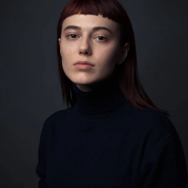 Studio Porträtt Kvinna Med Svart Tröja — Stockfoto