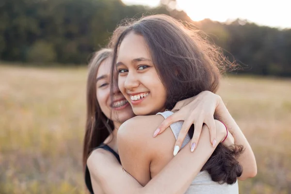 Дві Молоді Жінки Обіймаються Розважаються Відкритому Повітрі Найкращі Друзі — стокове фото