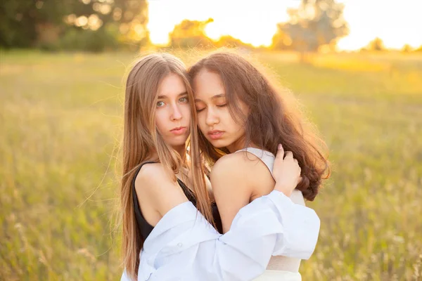 Due Giovani Donne Che Abbracciano All Aperto Tramonto Migliori Amici — Foto Stock