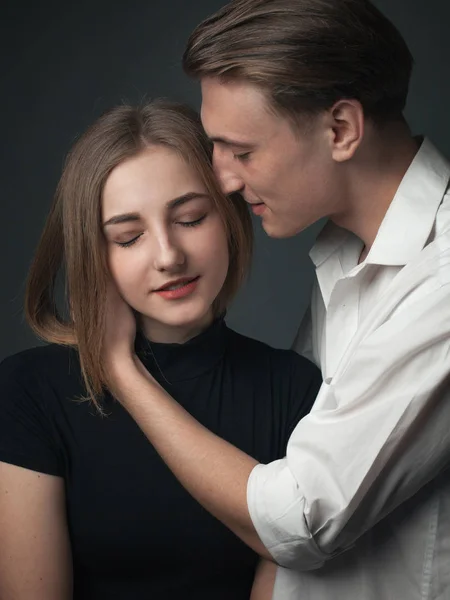 Junges Schönes Verliebtes Paar Posiert Studio — Stockfoto