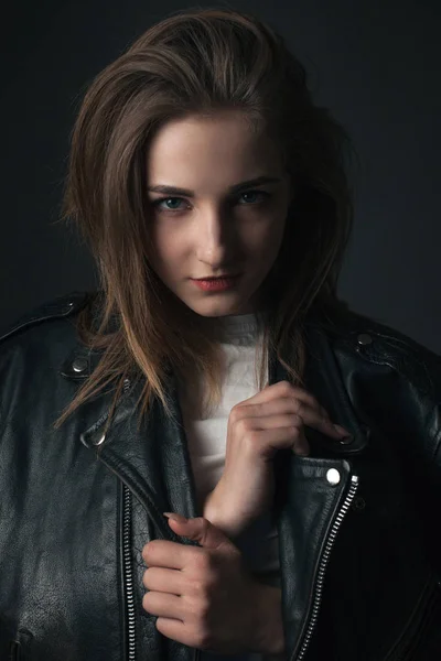 Studio Poz Deri Ceketli Güzel Genç Kadın — Stok fotoğraf