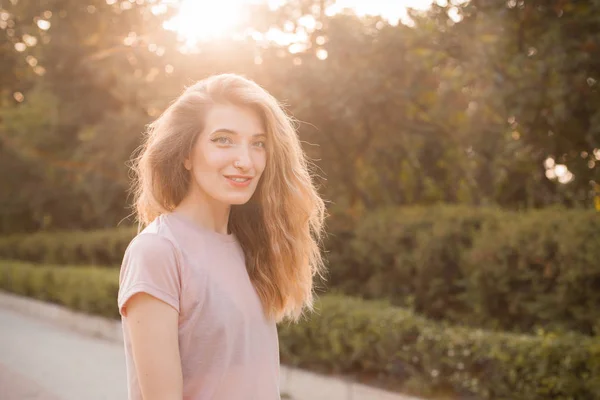 Junge Frau Mit Langen Haaren Auf Der Straße Sonnenlicht — Stockfoto
