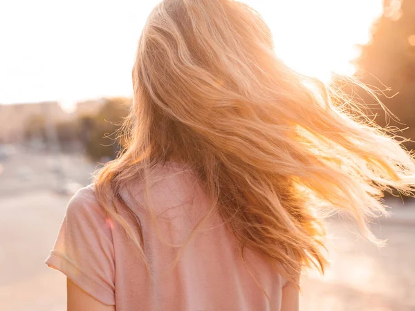Молодая Женщина Золотыми Волосами Назад — стоковое фото