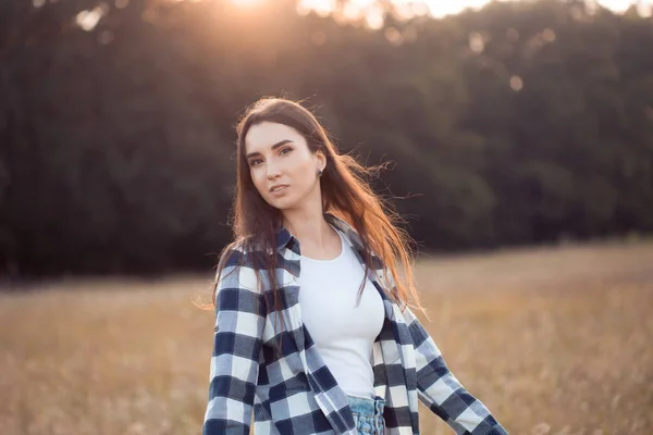 Mooie Jonge Vrouw Geruite Shirt Wandelen Buiten Bij Zonsondergang — Stockfoto