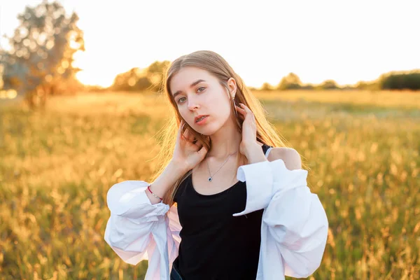 Beautiful Young Woman Posing Field Sunset — Stock Photo, Image