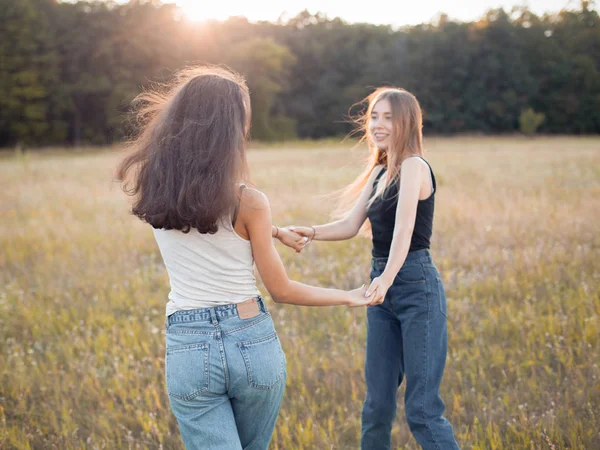 Δύο Χαρούμενες Νεαρές Γυναίκες Που Χορεύουν Στο Φθινόπωρο Κάτω Από — Φωτογραφία Αρχείου