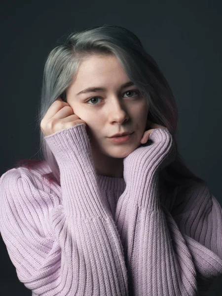 Portret Van Jonge Vrouw Met Geverfd Blauw Violet Haar — Stockfoto