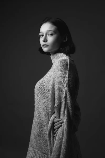 Retrato Una Hermosa Joven Delgada Suéter Blanco Negro —  Fotos de Stock