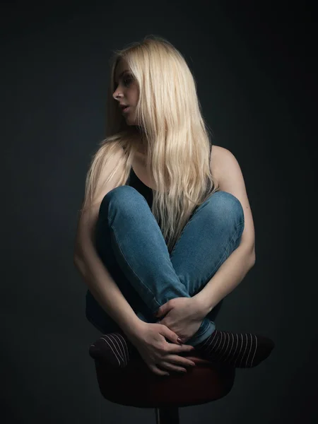 Ung Kvinna Med Vackert Blont Hår Sitter Stolen Studio — Stockfoto