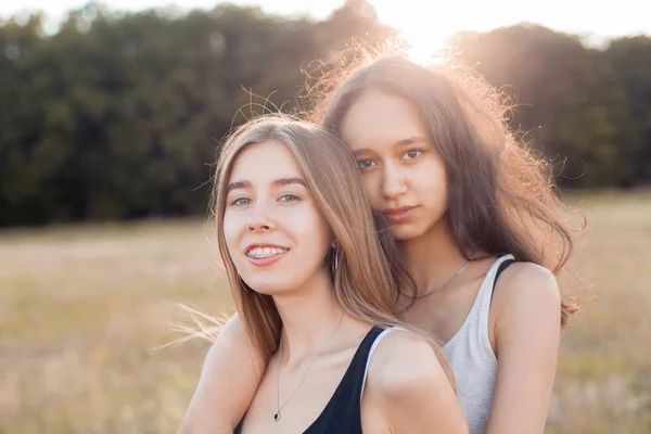 Dvě Šťastné Mladé Ženy Objímající Venku Při Západu Slunce Nejlepší — Stock fotografie