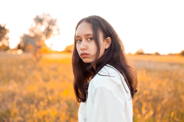 Портрет Молодої Жінки Свіжому Повітрі Заході Сонця — стокове фото