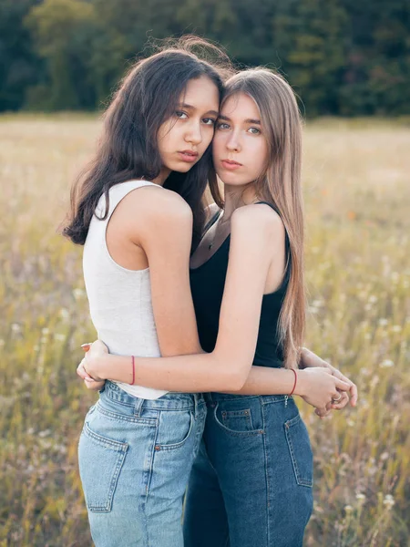 Due Ragazze Che Abbracciano Sul Campo Migliori Amici — Foto Stock