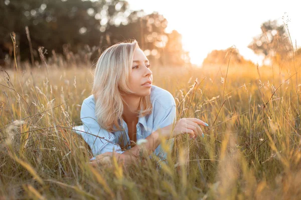 Junge Frau Liegt Bei Sonnenuntergang Trockenen Gras — Stockfoto