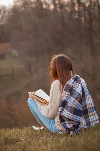 Mulher Bonita Lendo Livro Livre Para Trás — Fotografia de Stock