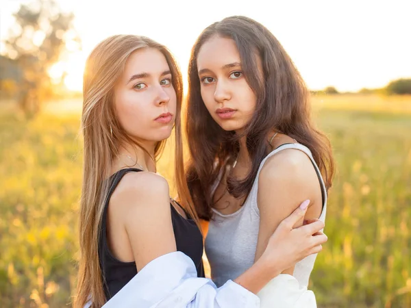 Dvě Mladé Ženy Které Stojí Pohromadě Venku Při Západu Slunce — Stock fotografie