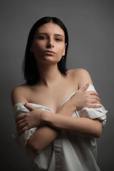 Retrato Una Hermosa Joven Con Hombros Desnudos Estudio —  Fotos de Stock