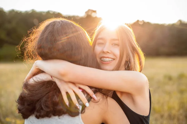 Duas Belas Mulheres Jovens Abraçando Livre Sob Luz Pôr Sol — Fotografia de Stock