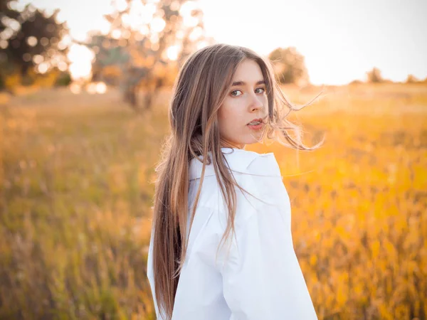 Portret Van Jonge Blonde Vrouw Wit Shirt Buiten Bij Zonsondergang — Stockfoto