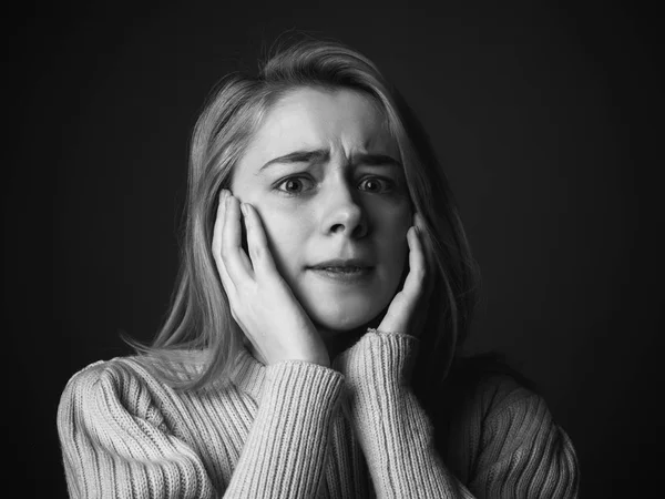 Jeune Femme Dans Peur Noir Blanc — Photo