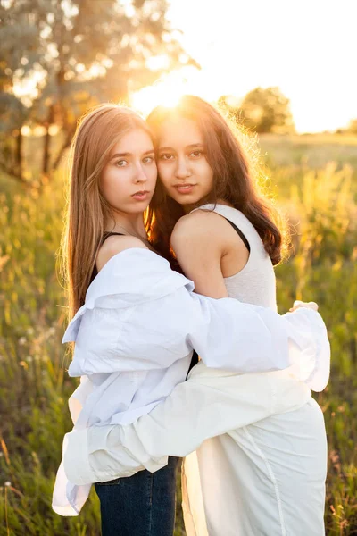 Dos Mujeres Jóvenes Pie Juntas Abrazándose Campo Bajo Luz Del — Foto de Stock