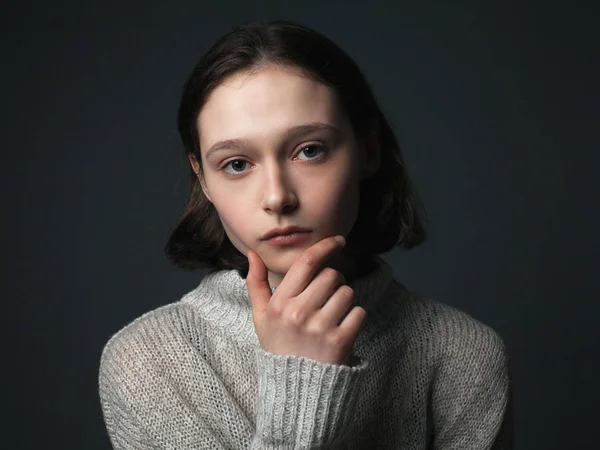 Retrato Una Joven Pensativa Suéter —  Fotos de Stock
