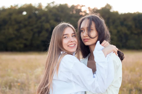 Dos Mujeres Jóvenes Camisas Blancas Abrazándose Aire Libre — Foto de Stock