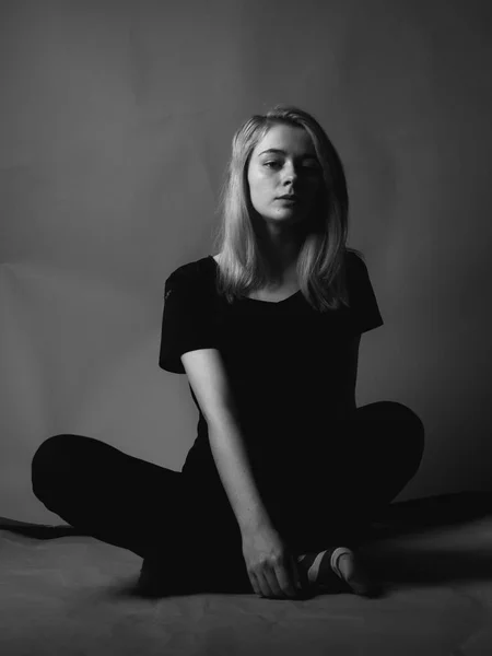 Schöne Junge Frau Auf Dem Boden Sitzend Schwarz Weiß — Stockfoto