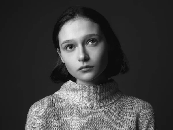 Портрет Задумчивой Молодой Женщины Студия Черное Белое — стоковое фото