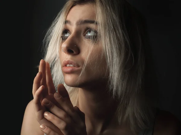 Portrait Une Jeune Fille Blonde Triste Avec Barbouillé Maquillage Gros — Photo