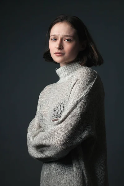 Retrato Mujer Joven Con Sonrisa Desdeñosa —  Fotos de Stock