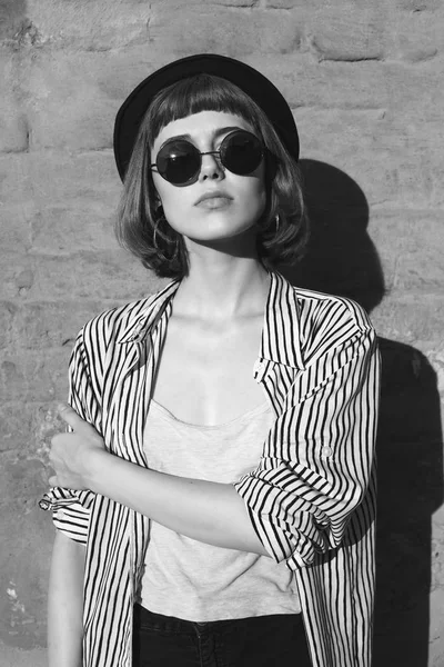 Portrait Beautiful Young Woman Sunglasses Hat Wall Black White — Stock Photo, Image
