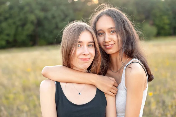 Dos Chicas Divirtiéndose Campo Bajo Luz Del Día Mejores Amigos —  Fotos de Stock