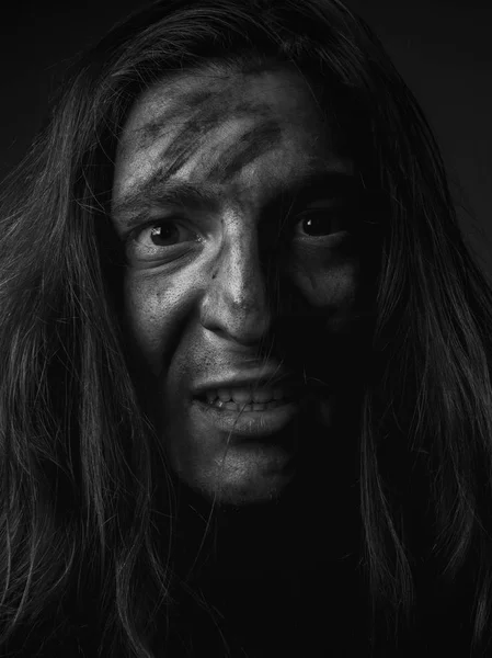 Retrato Jovem Zangado Com Cara Suja Preto Branco — Fotografia de Stock