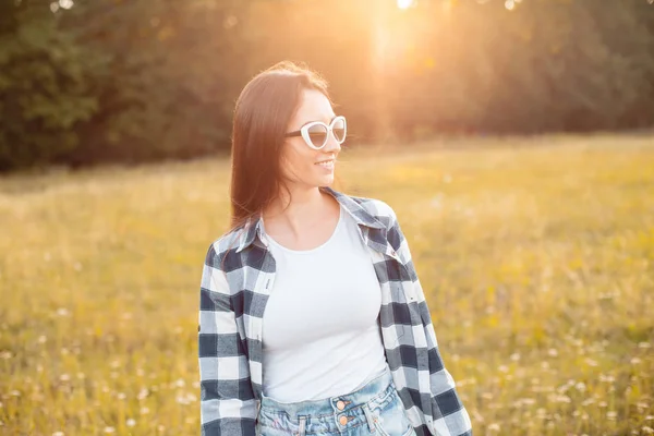 Jonge Vrouw Met Zonnebril Lopend Het Veld Onder Zonlicht — Stockfoto